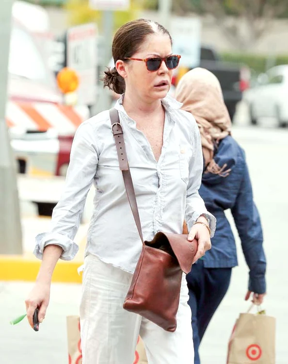 2015: La 45 de ani,  după numeroase  operații estetice actrița este de nerecunoscut