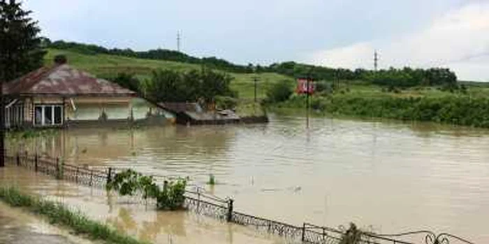 Inundaţiile au distrus zeci de locuinţe 