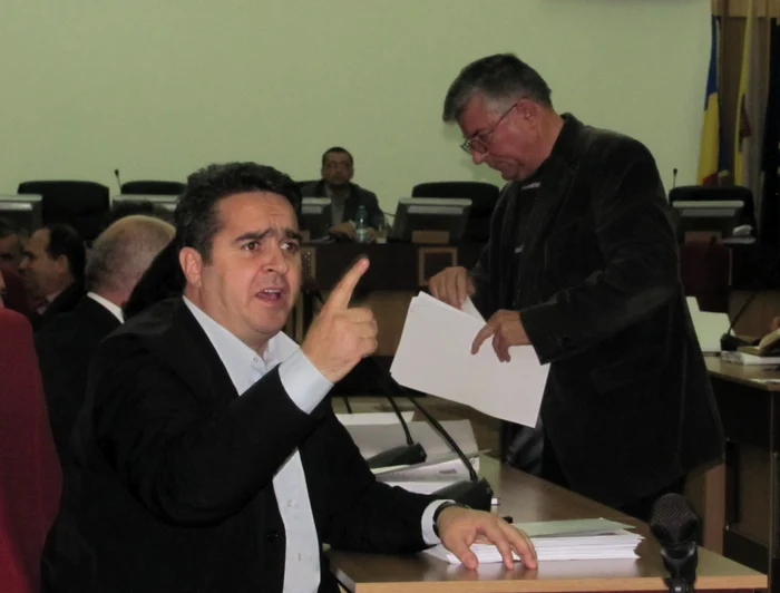 Cornel Negru (stânga) şi Constantin Guguianu (dreapta) s-au "gratulat" reciproc