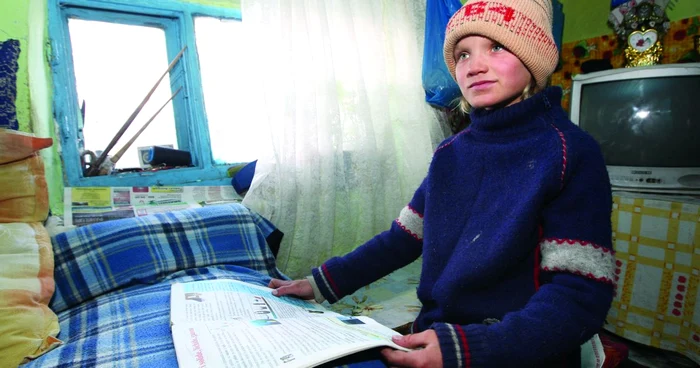 Ana Maria Borcoman răsfoiesşte toată ziua manualele şcolare Foto: arhiva Adevărul