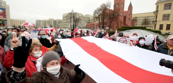 Grup de pensionari protestând la Minsk FOTO EPA-EFE