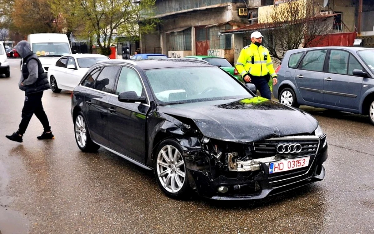 Accident pe Strada 22 decembrie din Hunedoara foto calin corpaciu