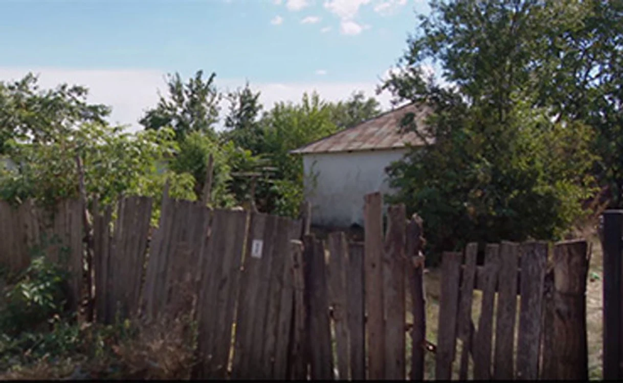 
    Aceasta este casa în care locuieşte autorul faptei Foto: Iulian Bunilă  