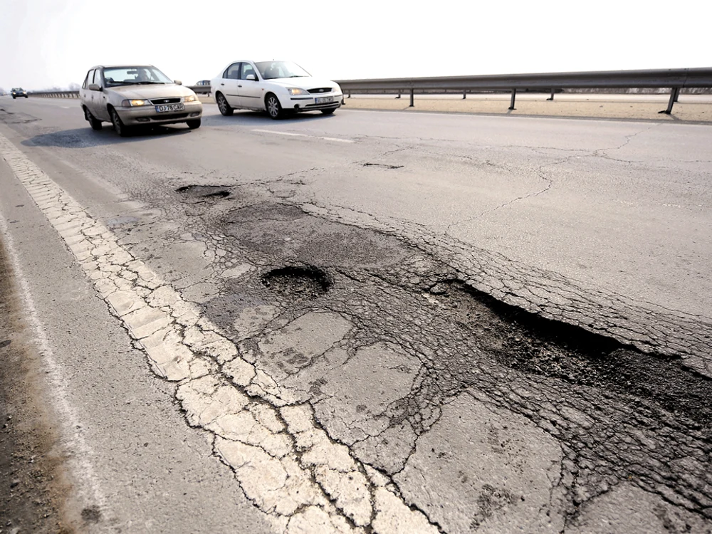 
    Gropile de pe autostrăzi se întind pe 85 km  