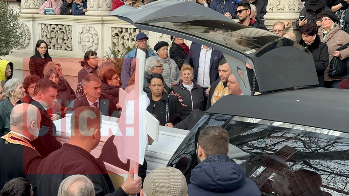 Oana Roman, lângă sicriul mamei Click!