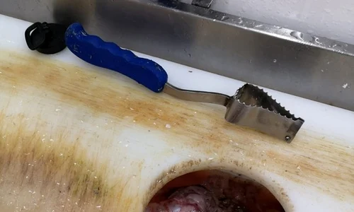 Inspectorii au constatat nereguli în zona în care era prelucrată carnea jpeg