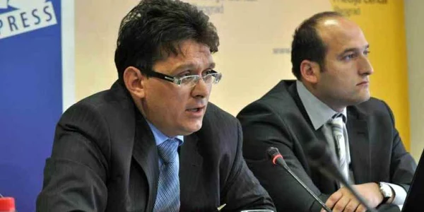 Liderul PDRS, Predrag Balasevic (stânga), a condamnat standardizarea limbii vlahe