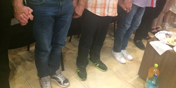 Alcoolicii Anonimi din Constanţa - solidaritate - oameni care se ţin de mâini - mâini strânse Foto Sînziana Ionescu