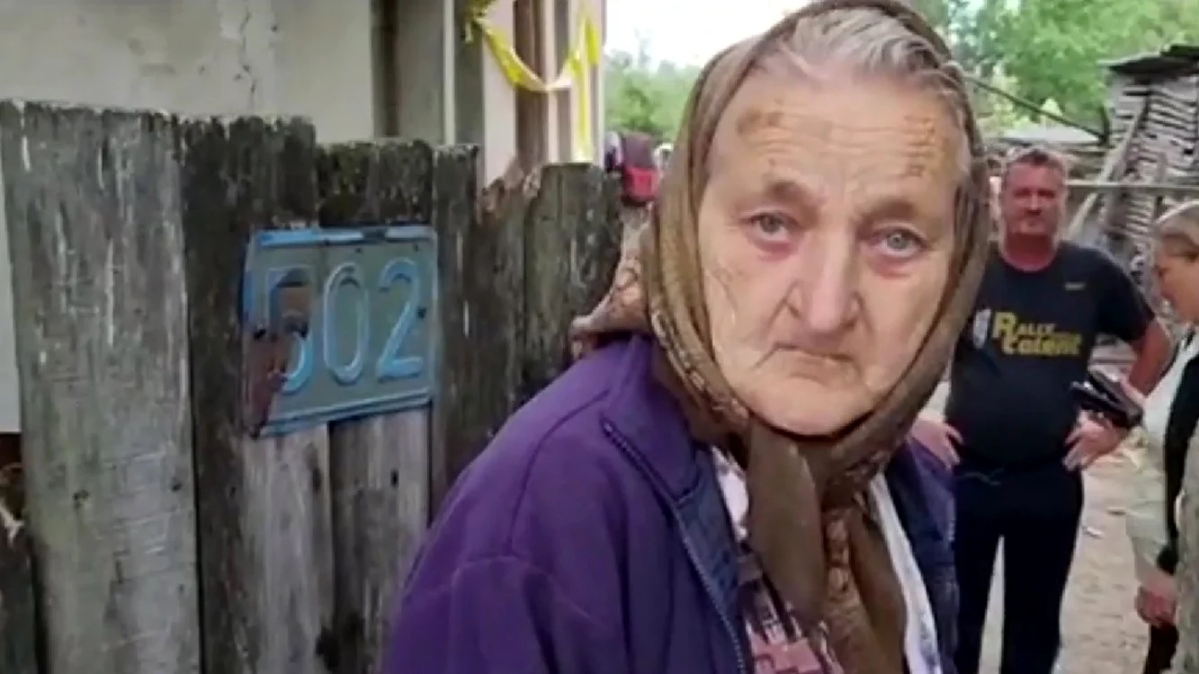 Vecina în brațele căreia a murit femeia înjunghiată. Foto: captură antena3.ro