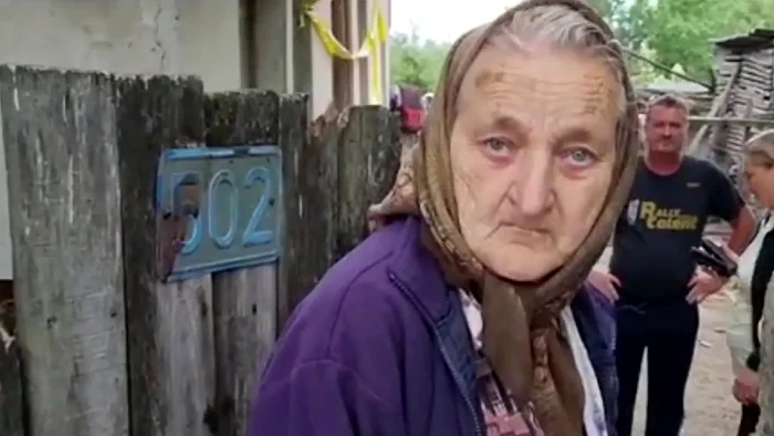 Vecina în brațele căreia a murit femeia înjunghiată. Foto: captură antena3.ro