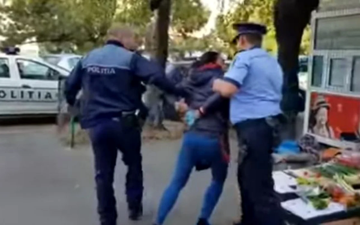 Trei poliţişti din Ploieşti sunt anchetaţi disciplinar după ce au fost filmaţi când bruscau şi încătuşau o femeie pe care au prins-o că vindea legume şi zarzavaturi la colţ de stradăFoto: observatorulph.ro