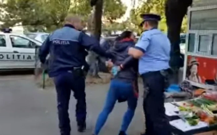 Trei poliţişti din Ploieşti sunt anchetaţi disciplinar după ce au fost filmaţi când bruscau şi încătuşau o femeie pe care au prins-o că vindea legume şi zarzavaturi la colţ de stradăFoto: observatorulph.ro