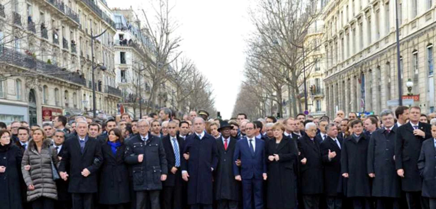 Francois Hollande, înconjurat de
preşedintele statului Mali, Ibrahim Boubacar Keita, şi de
cancelarul german Angela Merkel