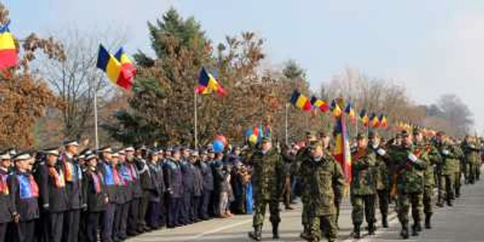 Militarii au defilat pe Calea Bucureşti, prin faţa Coloanei lui Brâncuşi