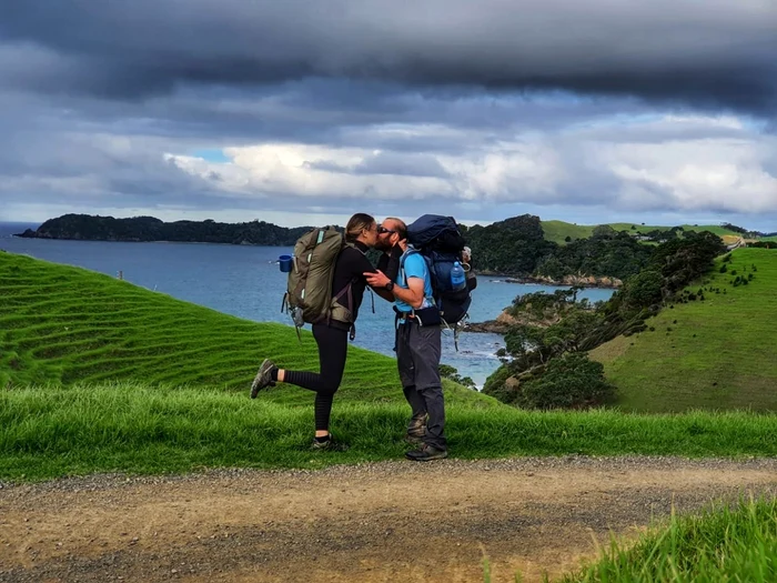 Cei doi nu s-au grăbit să-şi caute zboruri pentru retur, ci au decis să exploreze Noua Zeelandă în amănunt. FOTO Facebook Radu Păltineanu.