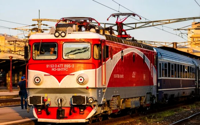 Trenurile circulă cu viteză redusă, în zonele unde temperatura în șină depășește 50-55 de grade Celsius