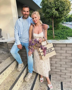 Cântăreața este soție, mamă și artistă, dar și femeie de casă și încearcă să le facă pe toate, în limita timpului disponibil