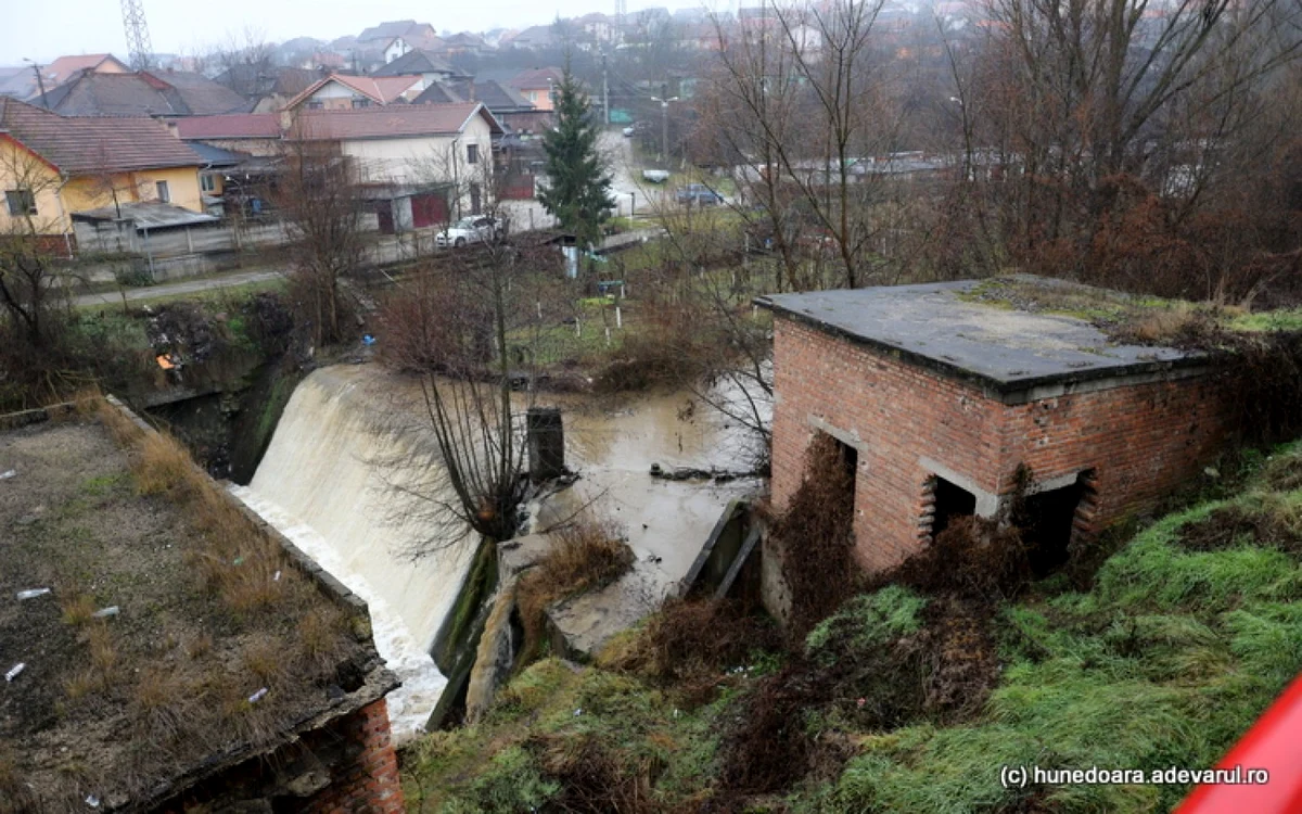 Ruinele amenajării hidrografice. Foto: Daniel Guţă. ADEVĂRUL
