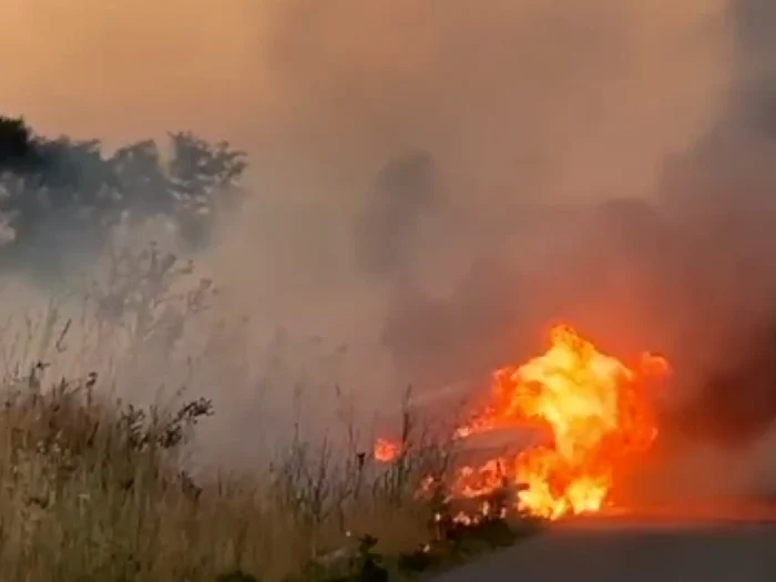 Autoturismul cuprins de incendiu/FOTO: Gazeta de Sud
