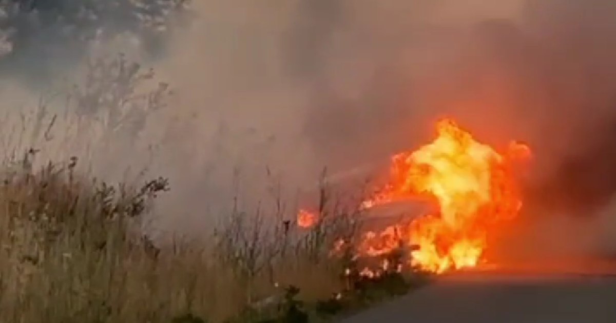 Tânăr aflat sub influența alcoolului își răstoarnă mașina și provoacă un incendiu.