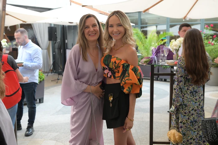 Redactorul-șef al revistei OK!, Florentina Iana, și Octavia Geamănu