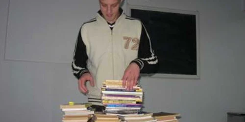 Cărțile donate sunt strânse la sediul școlii de șoferi din clădirea Urbanex