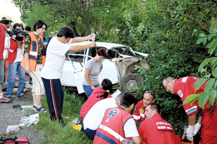 Hunedoara: ORAŞUL PE SCURT / Logan lovit de TIR