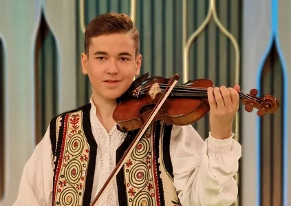 Tudor cântă cu drag la vioară
