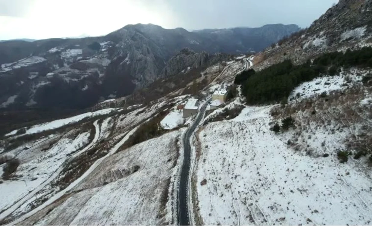 Drumul spectaculos, în zona satului Râmeț FOTO ziarulunirea.ro