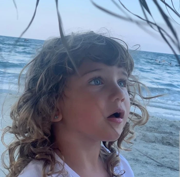 
    Anastasia, poze superbe de la mare, din vacanța cu părințiifoto: Instagram / Elena Băsescu  