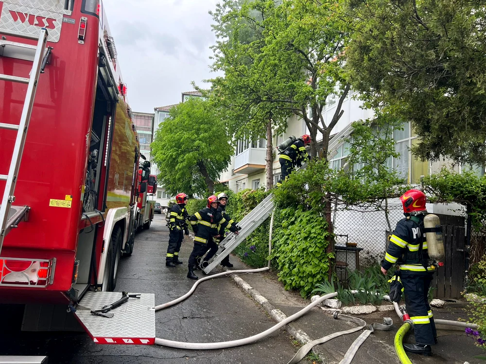 Panică într-un bloc din Sibiu în urma izbucnirii unui incendiu Foto ISU Sibiu jpg
