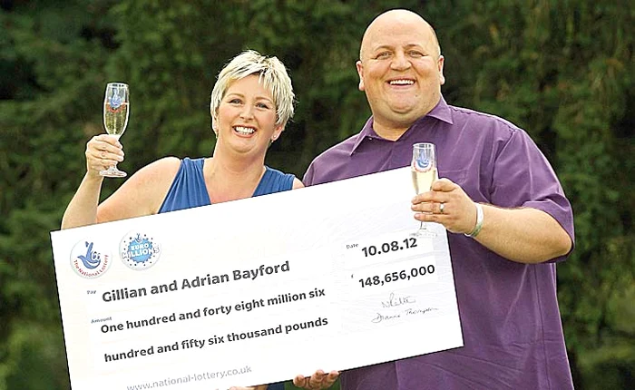 
    Adrian Bayford, de 45 de ani, a câştigat marele premiu, dar se plictisea să stea acasă şi să toace bani  