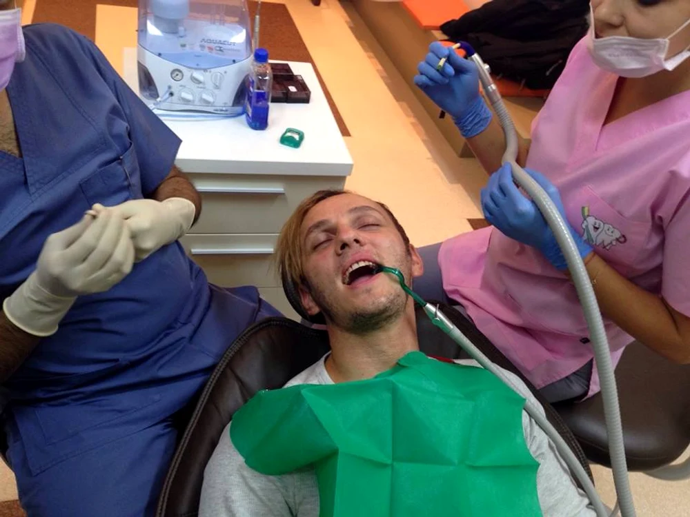 Solistul şi-a tăiat gingiile, pentru a avea dinţii mai lungi şi mai masculini