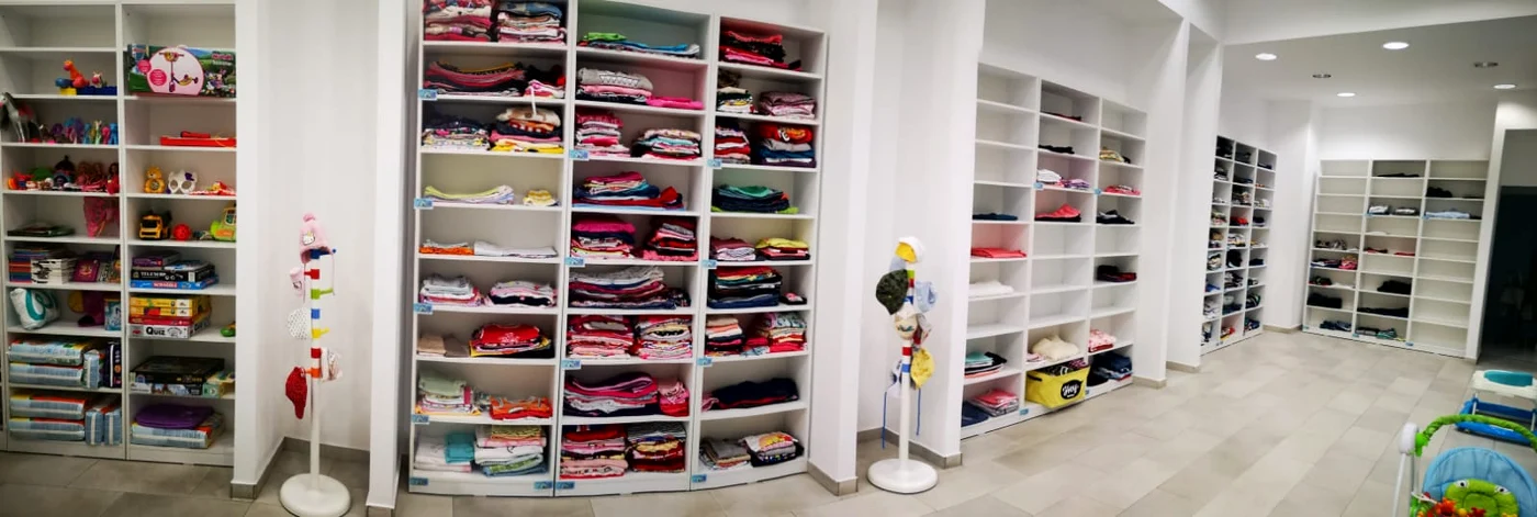 Centrul din Str. Șerban Vodă nr. 43-49 funcționează ca un magazin de unde beneficiarii vin și își aleg singuri, gratuit, lucrurile de care au nevoie