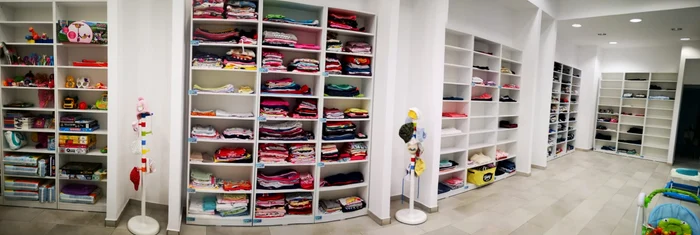 Centrul din Str. Șerban Vodă nr. 43-49 funcționează ca un magazin de unde beneficiarii vin și își aleg singuri, gratuit, lucrurile de care au nevoie