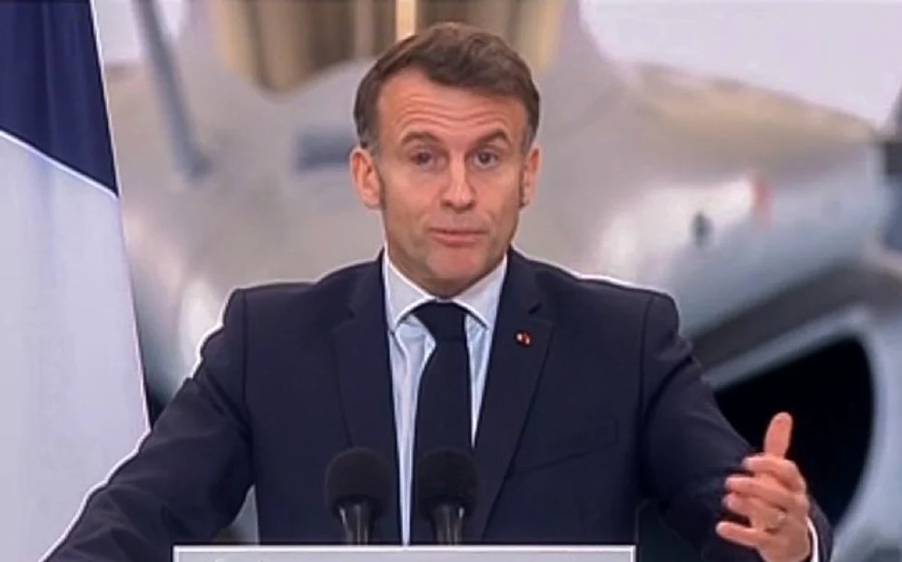 Emmanuel Macron a apărut cu un ochi roşu la o bază militară din Franţa FOTO: X/ @DruartJeanMich1