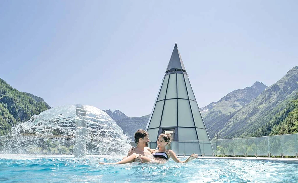 
    Austria. Aqua Dome, o oază  de linişte şi aer  curat în inima Alpilor  