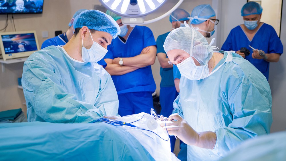 MedLife continuă programele de învățare pentru medici: masterclass în chirurgie ortopedică la Spitalul Humanitas din Cluj