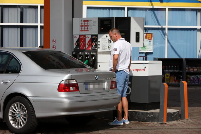 
    Șoferii au alimentat astăzi la prețuri mai mari Fotografii: Florin Șuler  