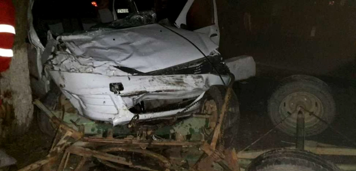 Bărbatul care conducea atelajul a fost proiectat în autoturism, rămânând încarcerat