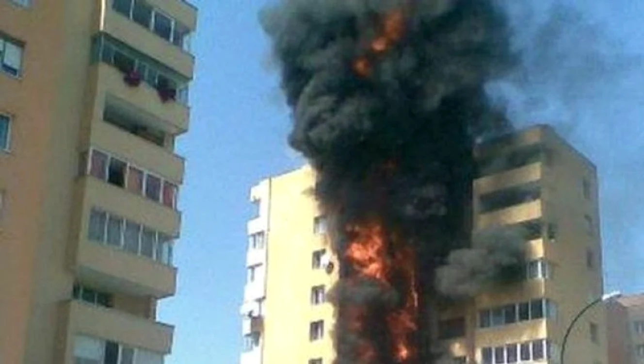Locatarii blocului au fost evacuați de urgență