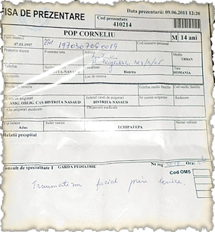 În fişa întocmită de medicii pediatri de la Spitalul Jude- ţean de Urgenţă Bistriţa stă scris negru pe alb că băia- tul a suferit un traumatism facial prin lovire