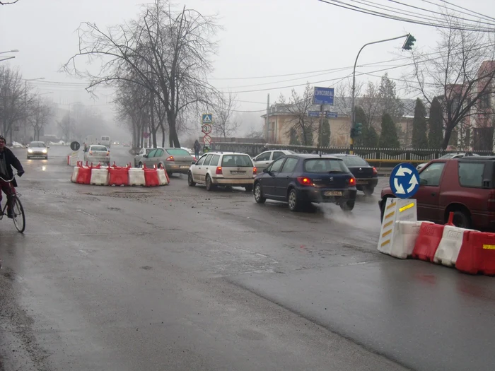 Primăria a făcut un sens giratoriu provizoriu în intersecţie