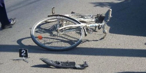 Motociclistul a accidentat o femeie care mergea pe bicicletă. Foto arhivă Adevărul