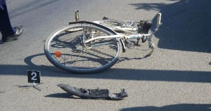 Motociclistul a accidentat o femeie care mergea pe bicicletă. Foto arhivă Adevărul