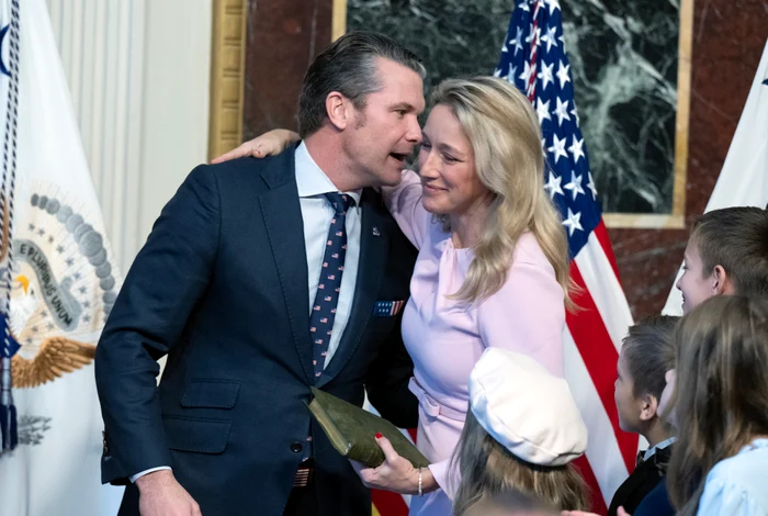Secretarul american al apărării Pete Hegeseth și soția sa FOTO EPA-EFE
