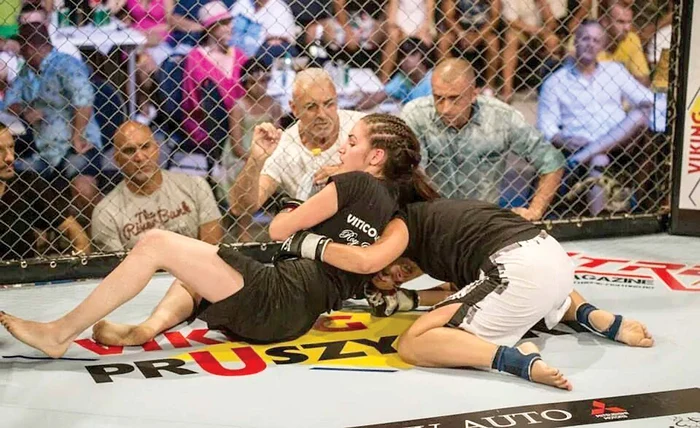 La primul meci în cuşcă, şi-a învins adversara într-un minut şi 22 de secunde