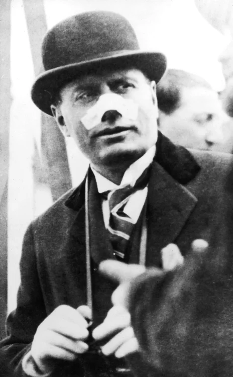 Benito Mussolini, rănit la nas după ce a fost împușcat de Violet Gibson (© Wikimedia Commons)