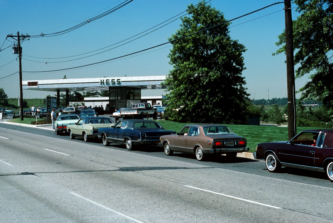Mașini din anii '70 aliniate la pompele unei benzinării  FOTO Getty Images