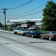 Mașini din anii '70 aliniate la pompele unei benzinării  FOTO Getty Images